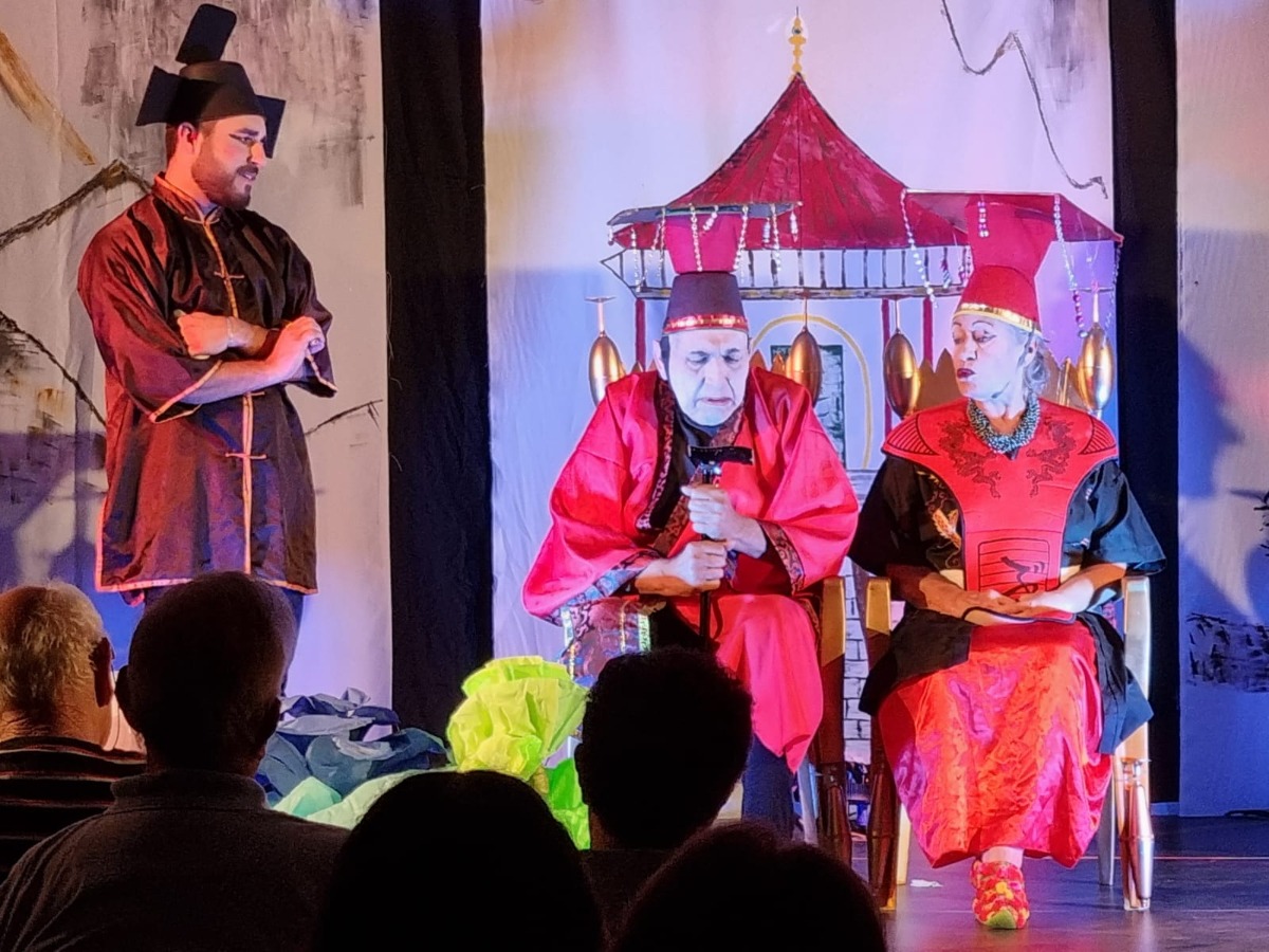 תיאטרון מנשק'ה בהפקת "העציץ הריק"
