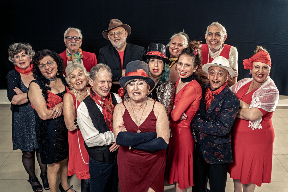 קבוצת תיאטרון "מנשק'ה" 2025 - בהפקה החיים בקברט של חנוך לוין. בימאית הבית: עדי שגב