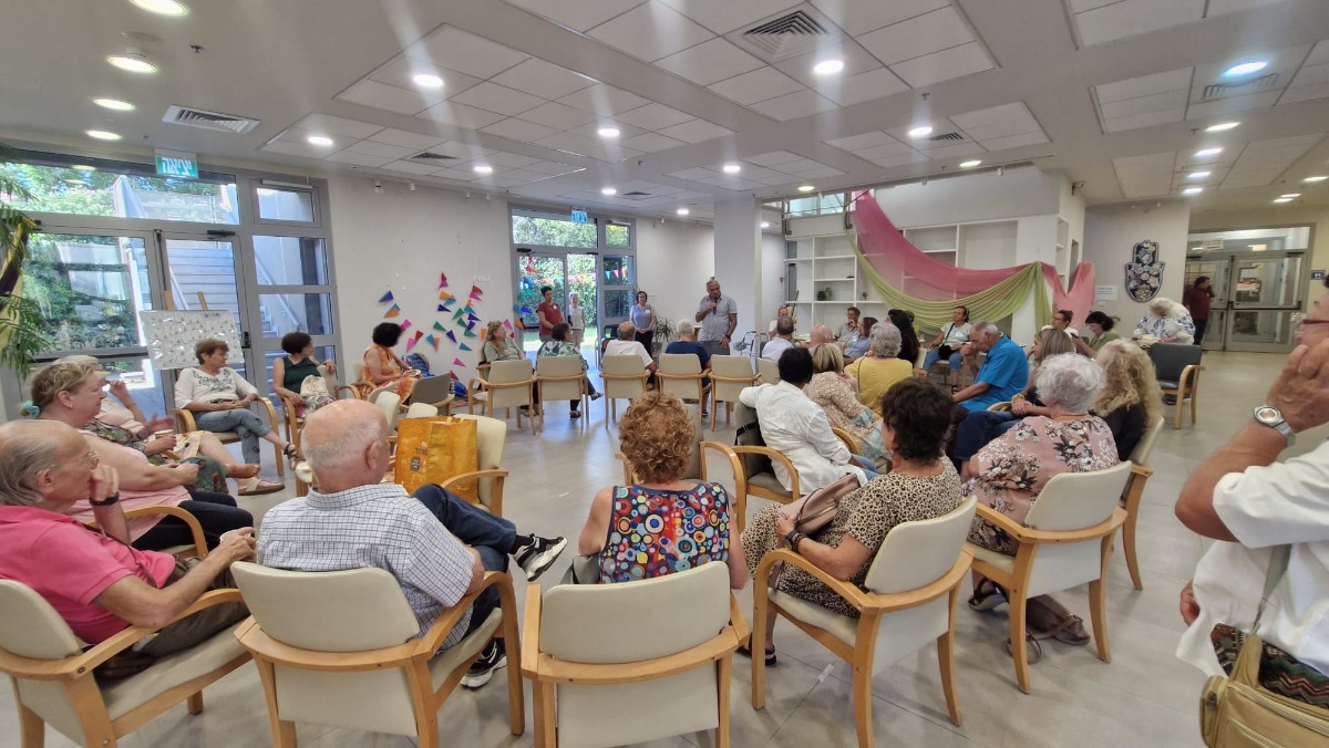 "ספיד-דייט" משחק הכרות חברתית במסיבת קיץ לותיקים, יולי 2025 בשת"פ המח' לשירותים חברתיים